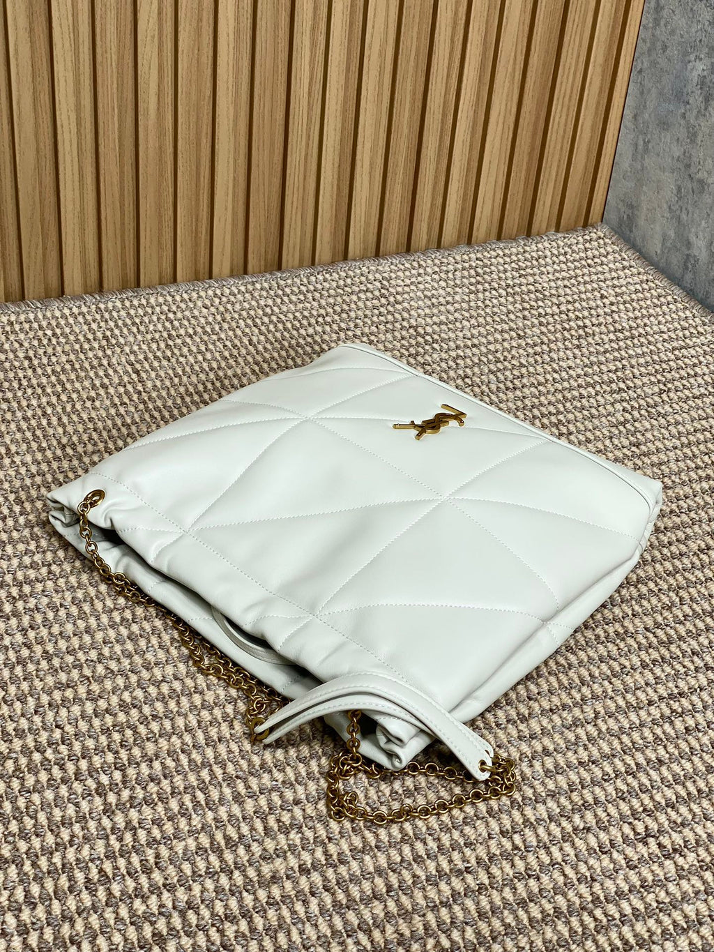 Schultertasche mit Kordelzug und Kettenriemen, 39 Zoll, weiß, gestepptes Kalbsleder