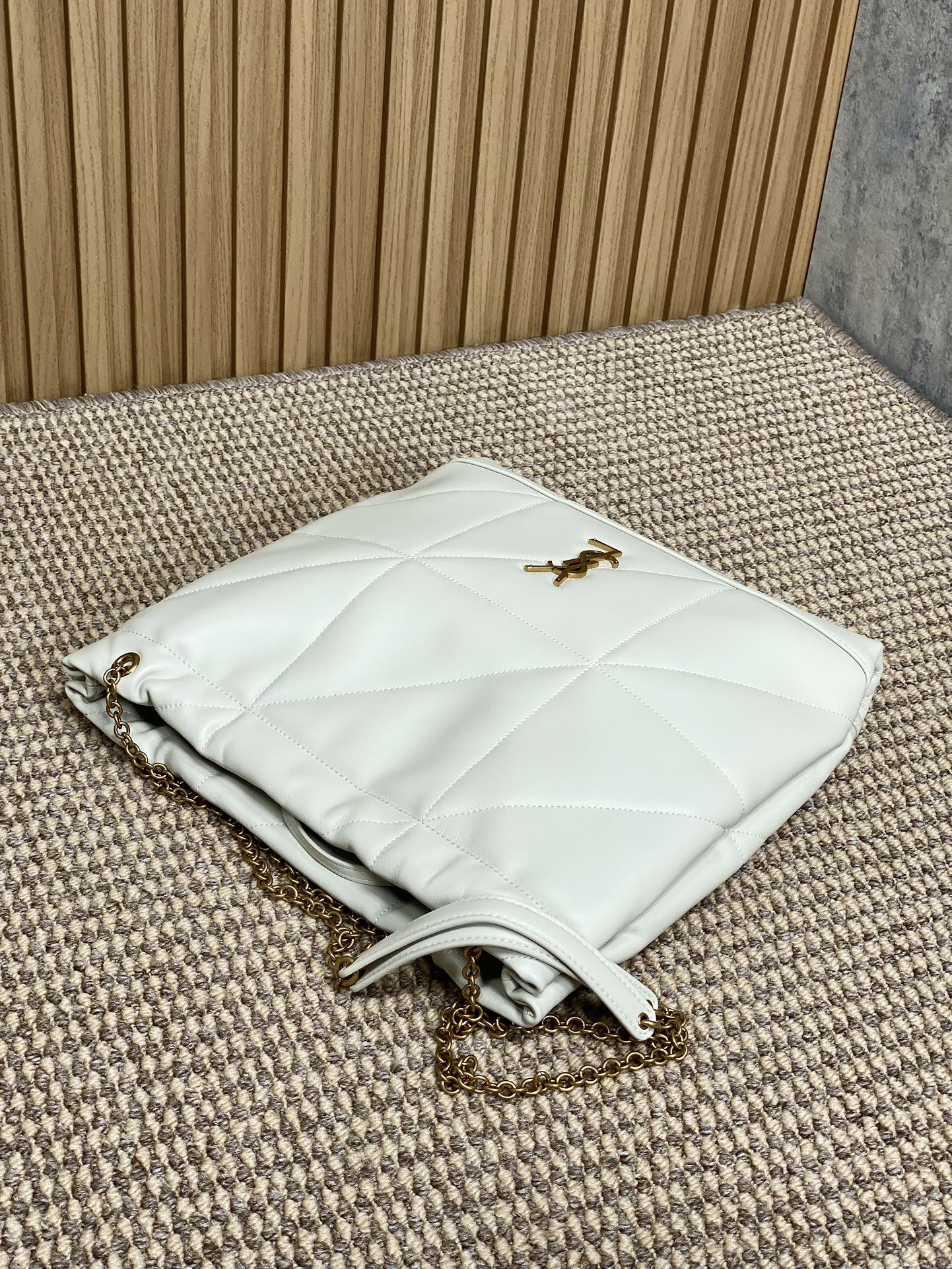 Schultertasche mit Kordelzug und Kettenriemen, 39 Zoll, weiß, gestepptes Kalbsleder