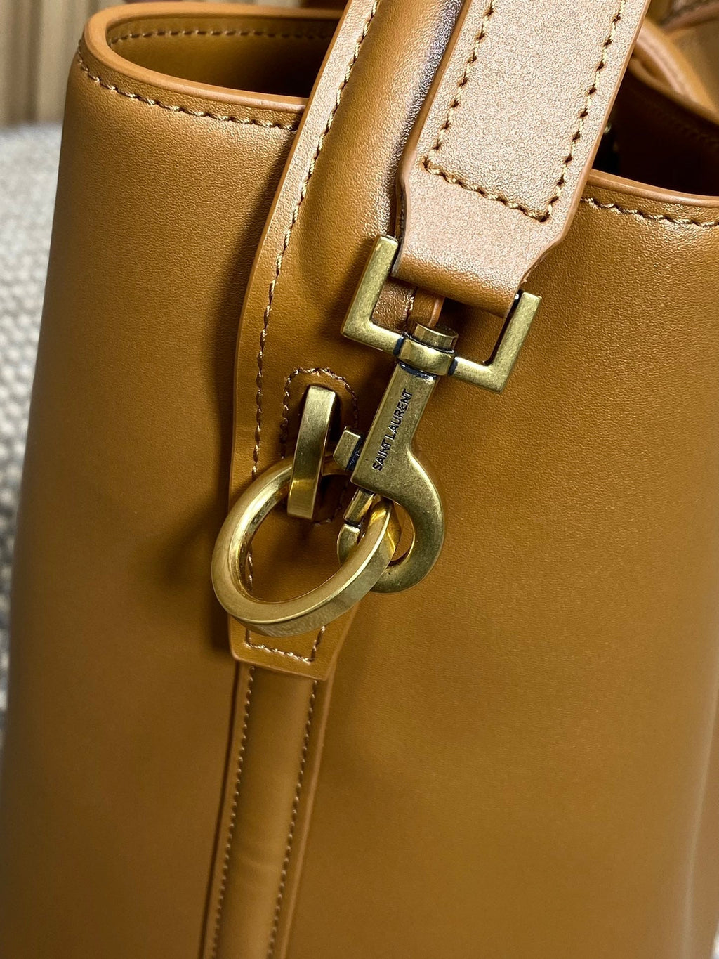 LE 37 MITTLERE EIMERTASCHE 25 IN TORTILLABRAUN KALBSLEDER GOLDENE BESCHLÄGE