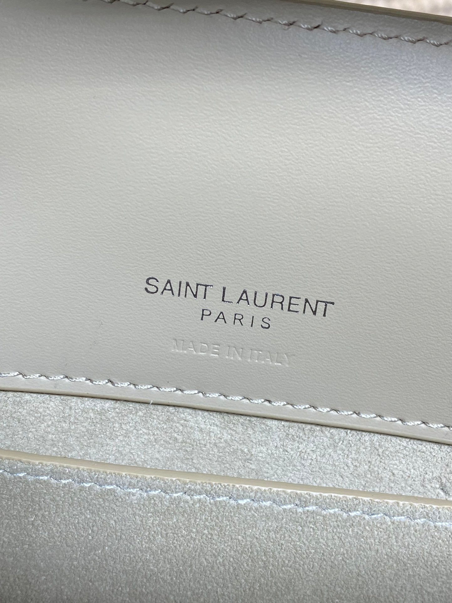 LE 37 KLEINE EIMERTASCHE 20 IN WEISSES KALBSLEDER SILBERNE BESCHLÄGE