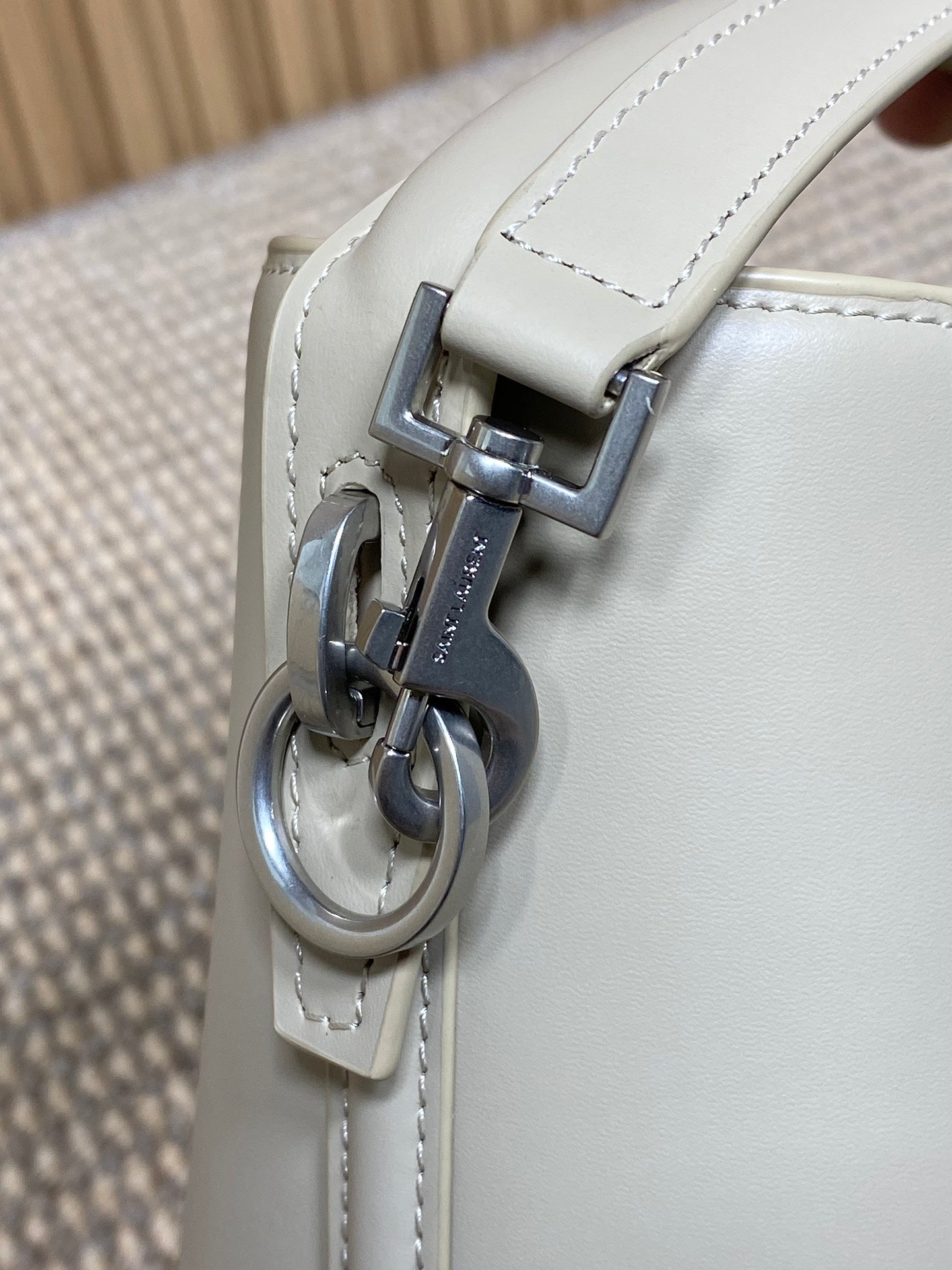 LE 37 KLEINE EIMERTASCHE 20 IN WEISSES KALBSLEDER SILBERNE BESCHLÄGE