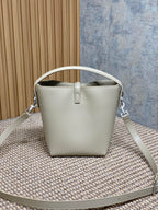 LE 37 KLEINE EIMERTASCHE 20 IN WEISSES KALBSLEDER SILBERNE BESCHLÄGE