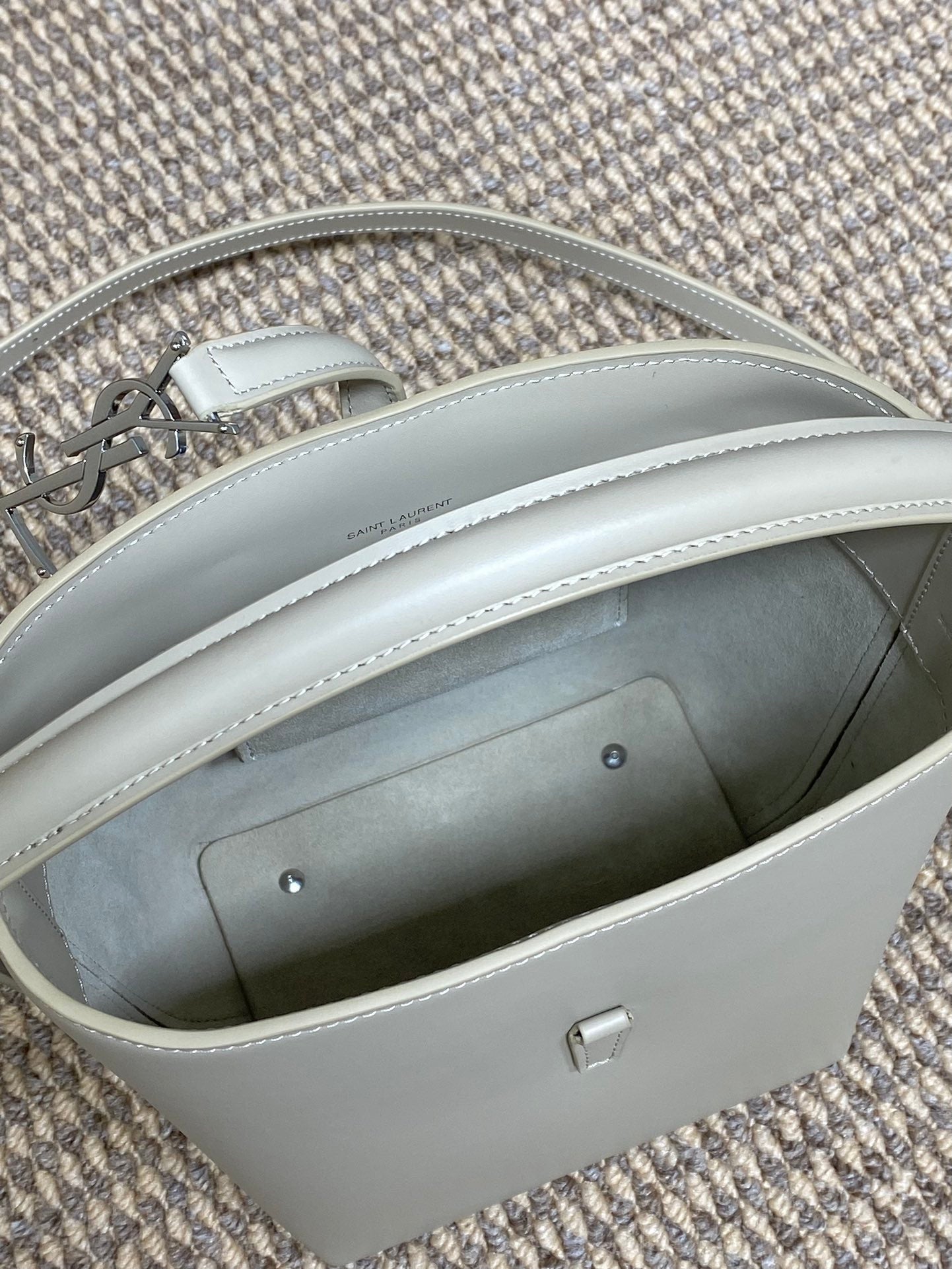 LE 37 KLEINE EIMERTASCHE 20 IN WEISSES KALBSLEDER SILBERNE BESCHLÄGE