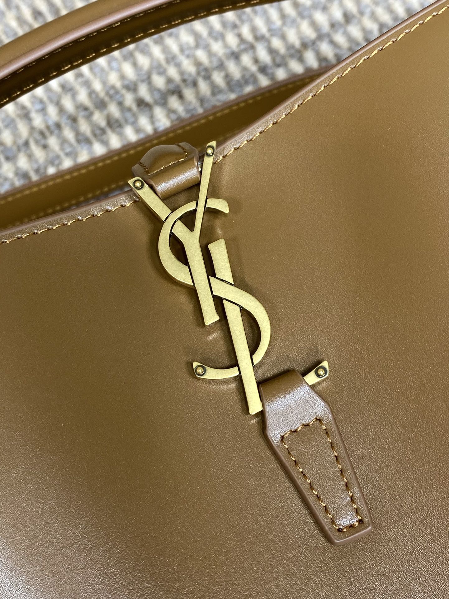 LE 37 KLEINER EIMERBEUTEL 20 IN TORTILLABRAUN KALBSLEDER GOLDENE BESCHLÄGE