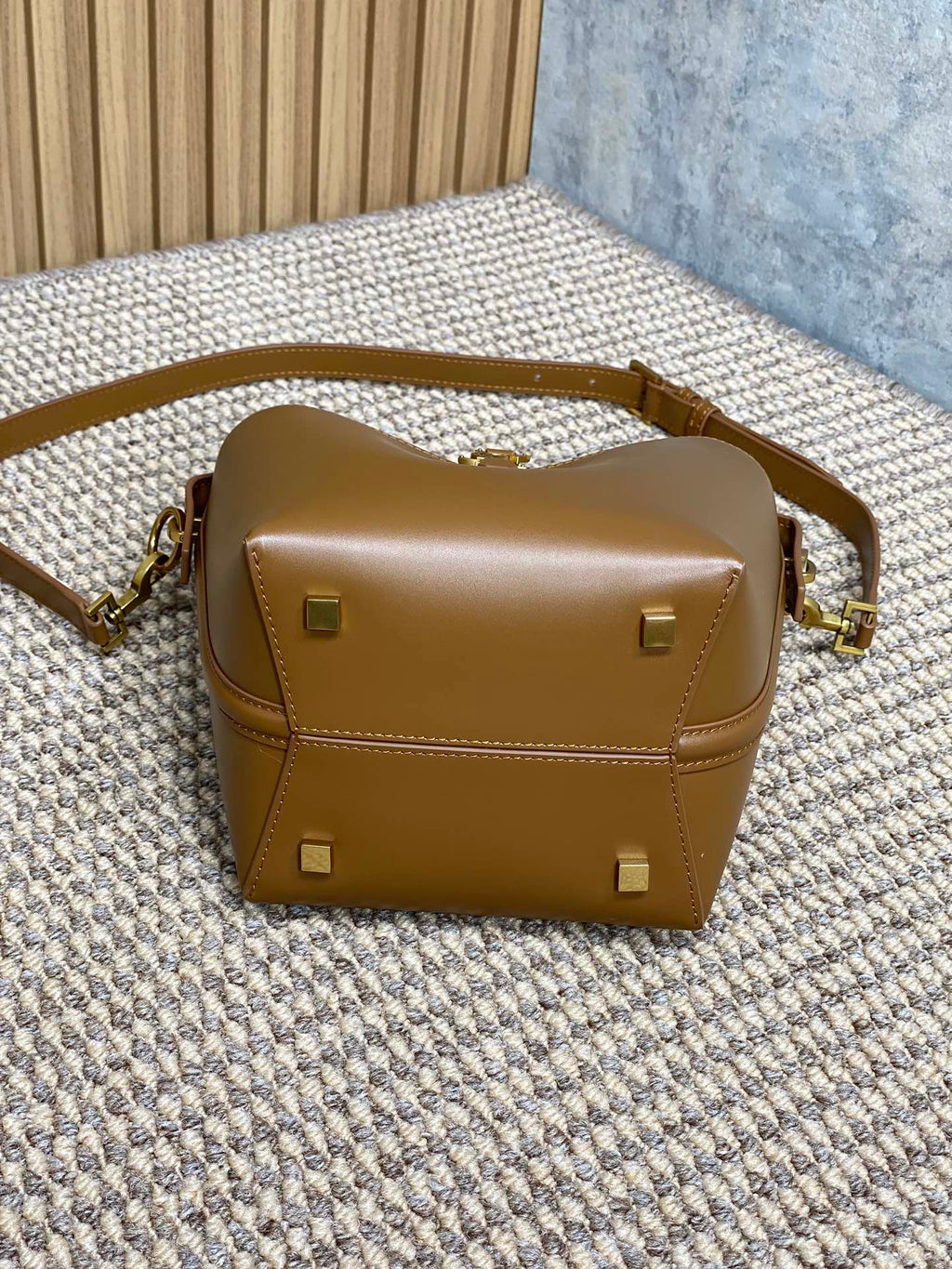 LE 37 KLEINER EIMERBEUTEL 20 IN TORTILLABRAUN KALBSLEDER GOLDENE BESCHLÄGE