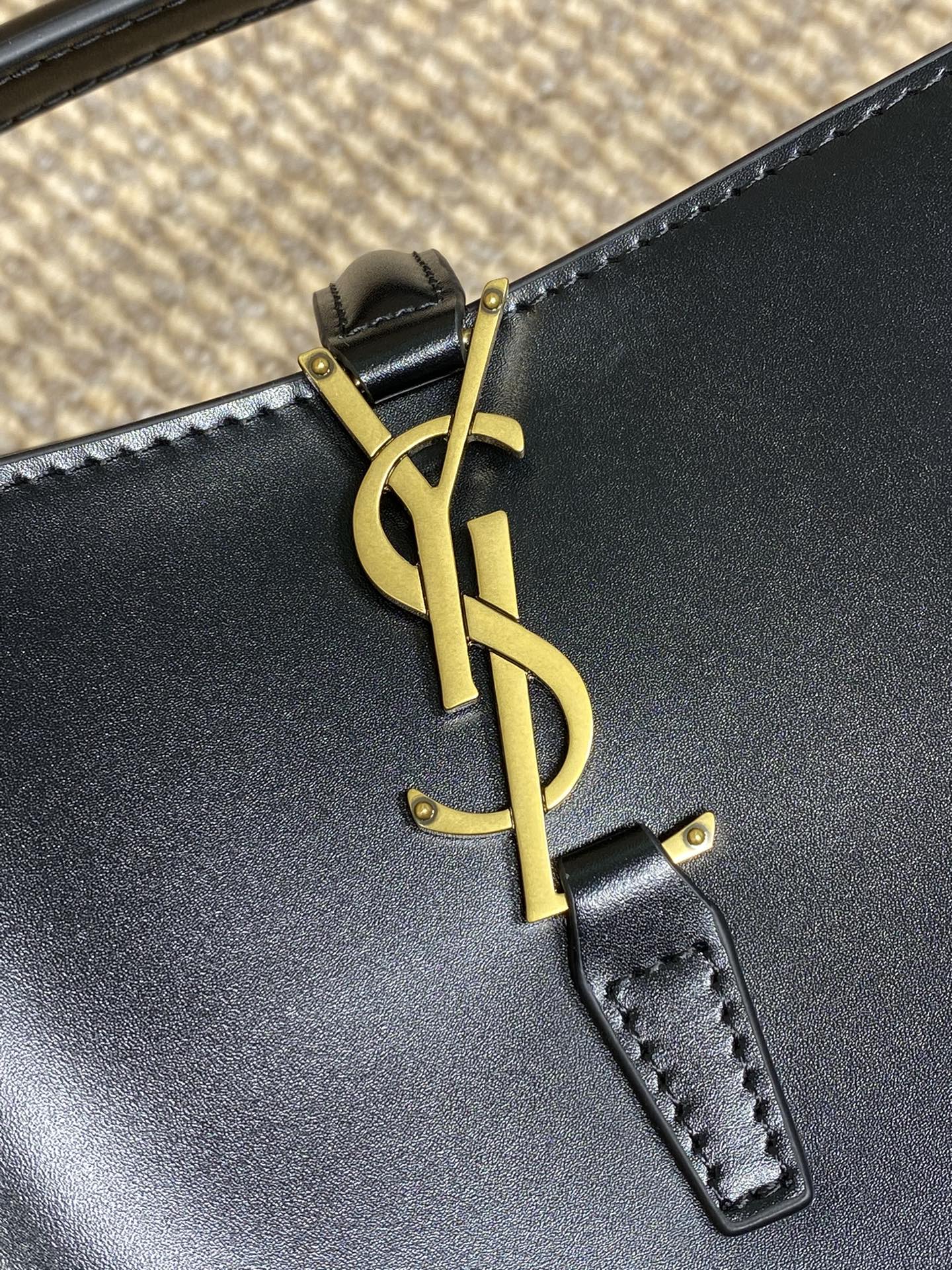 LE 37 KLEINE EIMERTASCHE 20 IN SCHWARZES KALBSLEDER GOLDENE BESCHLÄGE