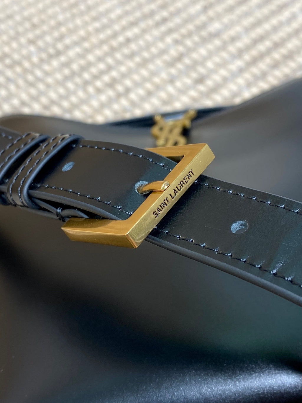 LE 37 KLEINE EIMERTASCHE 20 IN SCHWARZES KALBSLEDER GOLDENE BESCHLÄGE