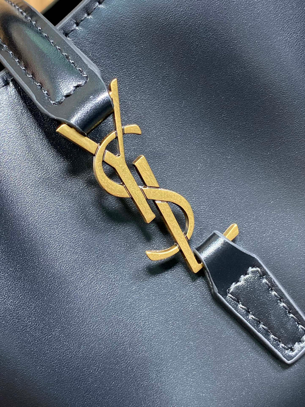 LE 37 MINI-EIMERTASCHE 15 IN SCHWARZES KALBSLEDER GOLDENE BESCHLÄGE