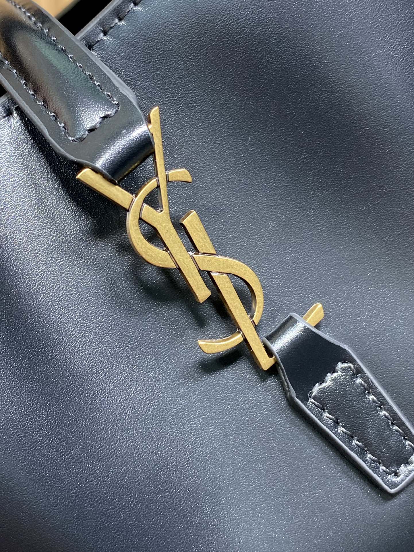 LE 37 MINI-EIMERTASCHE 15 IN SCHWARZES KALBSLEDER GOLDENE BESCHLÄGE