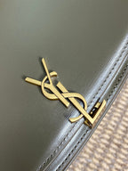 VOLTAIRE HALBMOND-SCHULTERTASCHE 24 IN DUNKELGRÜNES KALBSLEDER GOLD-METALLIC