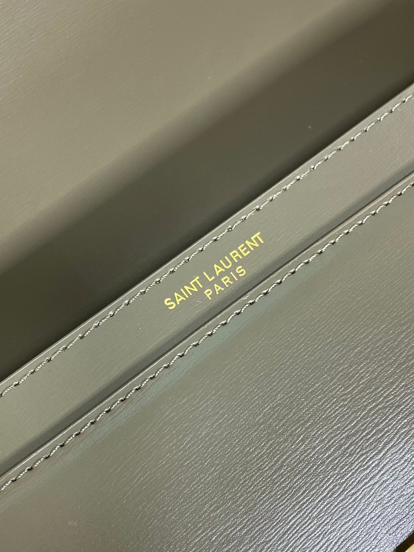 VOLTAIRE HALBMOND-SCHULTERTASCHE 24 IN DUNKELGRÜNES KALBSLEDER GOLD-METALLIC