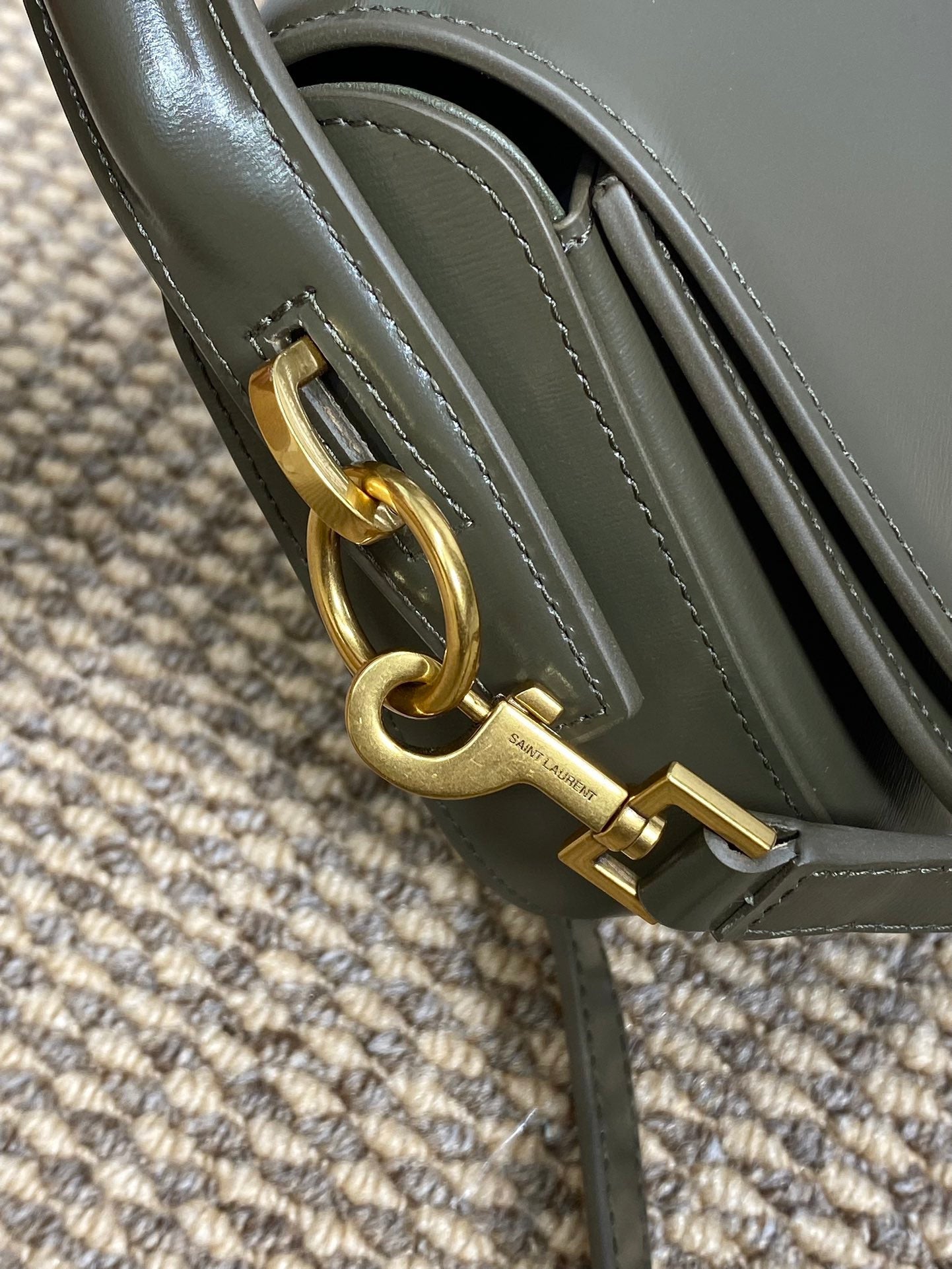 VOLTAIRE HALBMOND-SCHULTERTASCHE 24 IN DUNKELGRÜNES KALBSLEDER GOLD-METALLIC