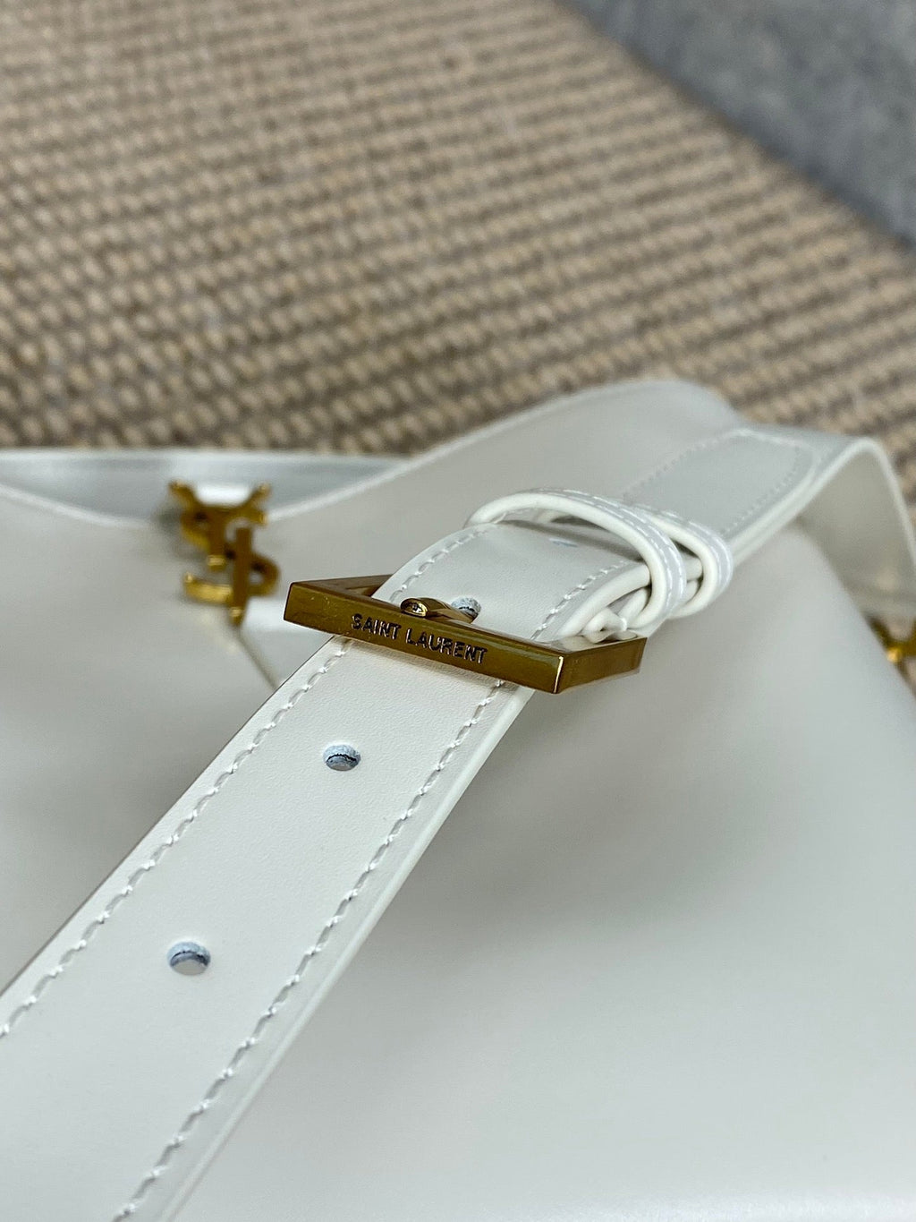 LE 37 MITTLERE EIMERTASCHE 25 IN WEISSES KALBSLEDER GOLDENE BESCHLÄGE