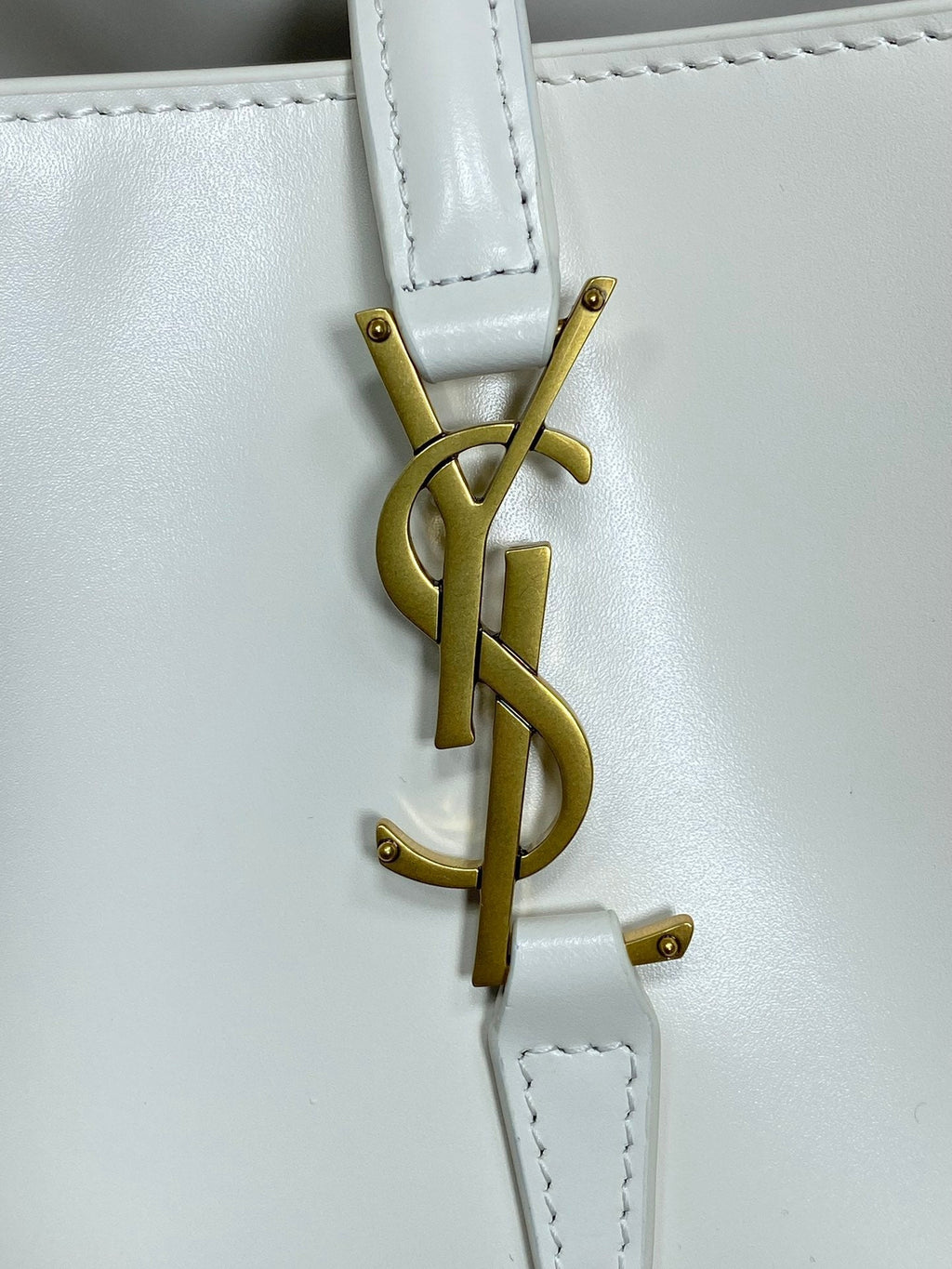 LE 37 MITTLERE EIMERTASCHE 25 IN WEISSES KALBSLEDER GOLDENE BESCHLÄGE