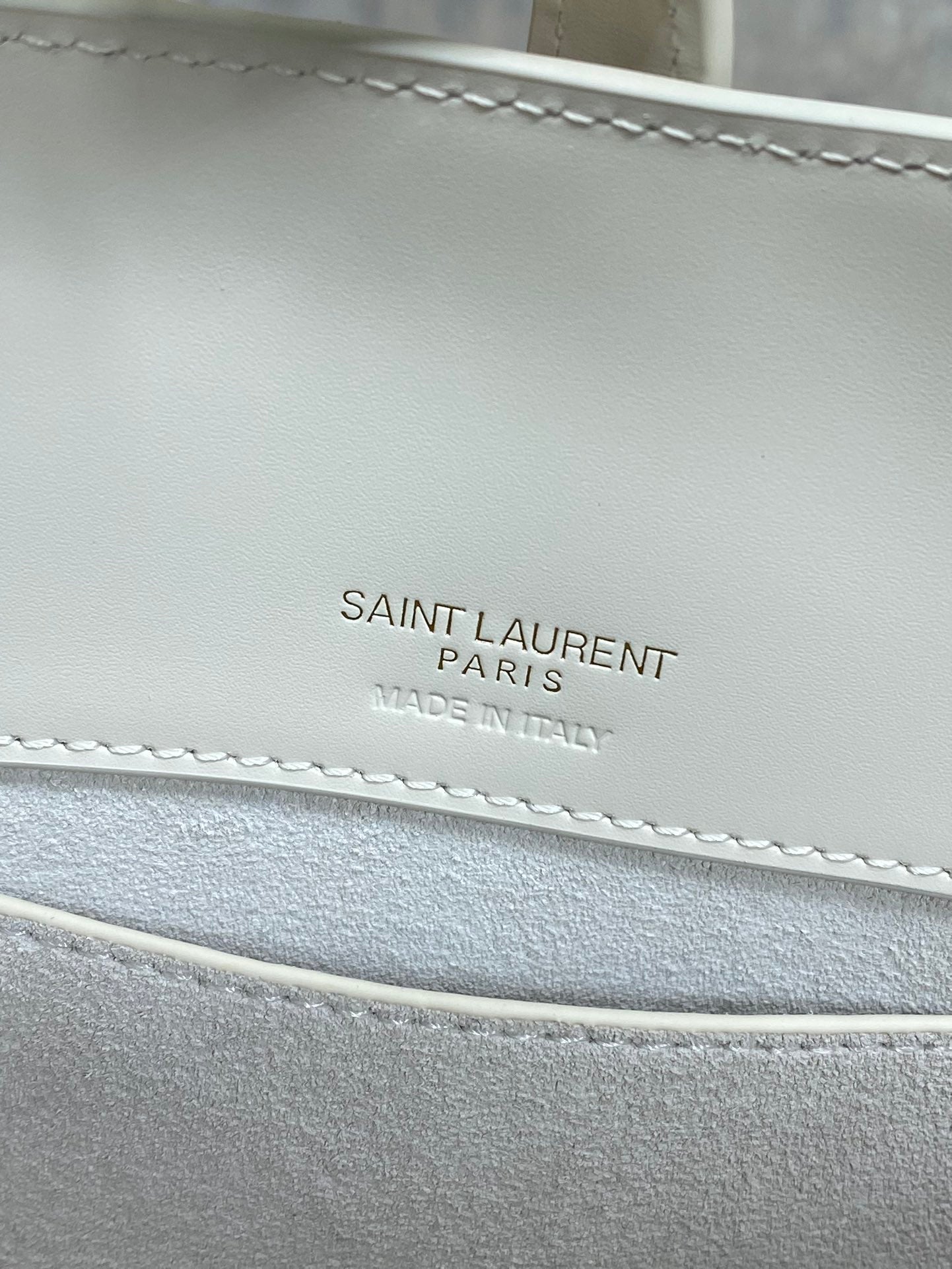 LE 37 KLEINE EIMERTASCHE 20 IN WEISSES KALBSLEDER GOLDENE BESCHLÄGE