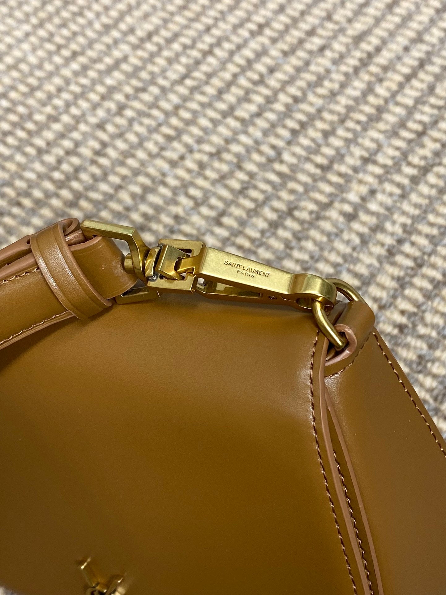 VOLTAIRE TOP HANDLE IN BOX 21 IN TAWNY BROWN CALFLEDER GOLDENE BESCHLÄGE