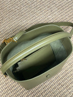 LE 37 MITTLERE EIMERTASCHE 25 IN AVOCADO-GRÜNES KALBSLEDER GOLDENE BESCHLÄGE