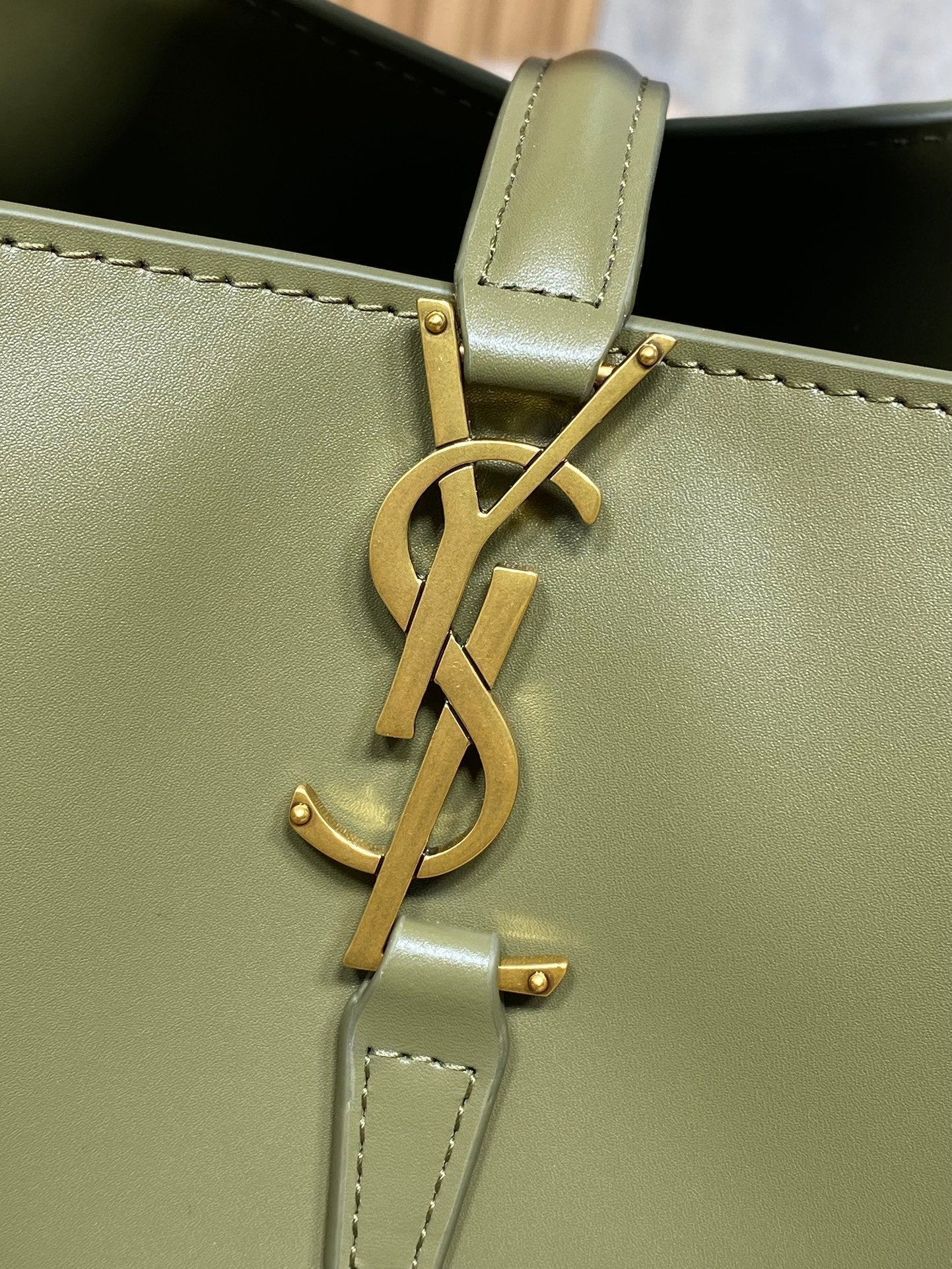 LE 37 KLEINER EIMERBEUTEL 20 IN AVOCADO-GRÜNES KALBSLEDER GOLDENE BESCHLÄGE