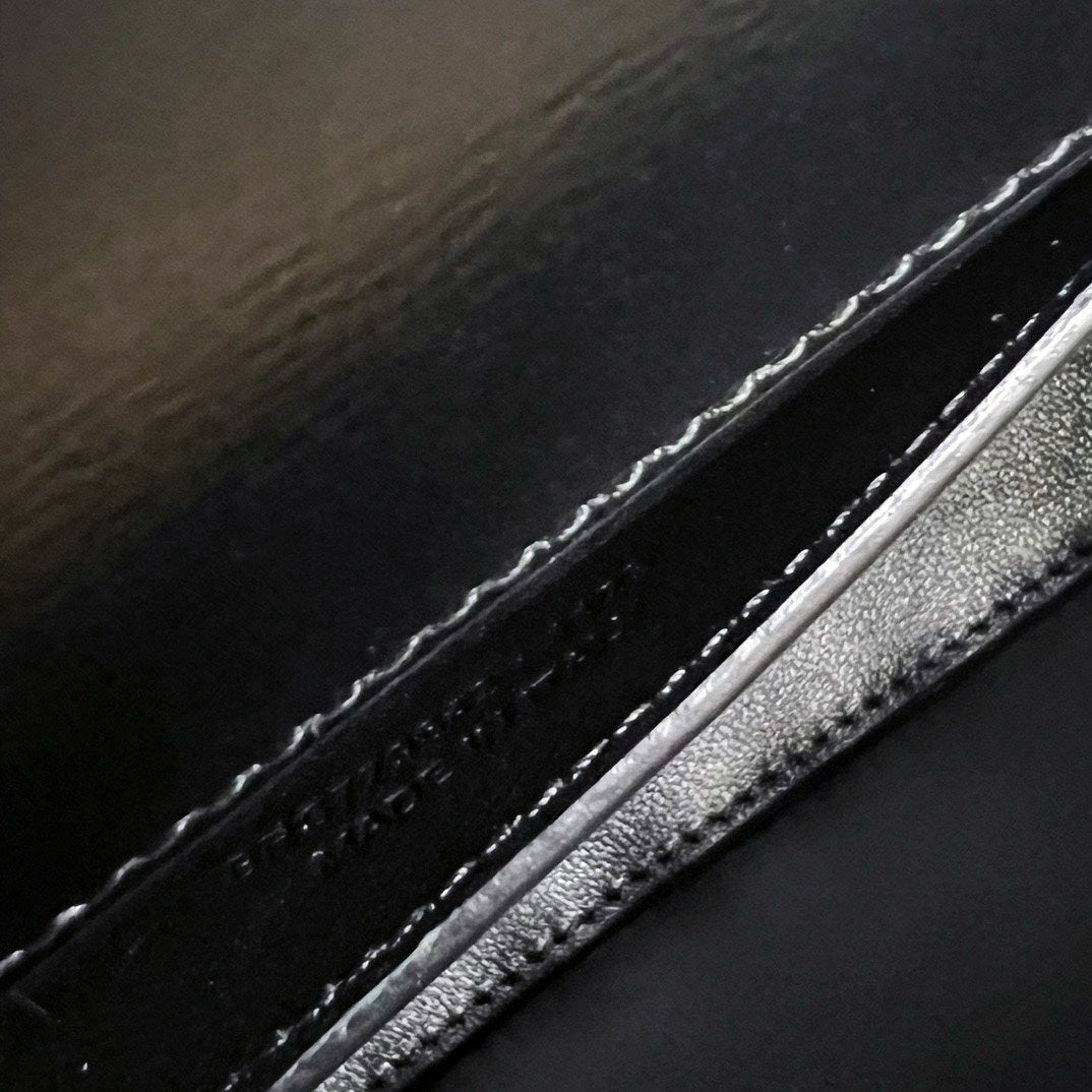 VOLTAIRE IN BOX 21 IN SCHWARZEM KALBSLEDER GOLDENES LOGO