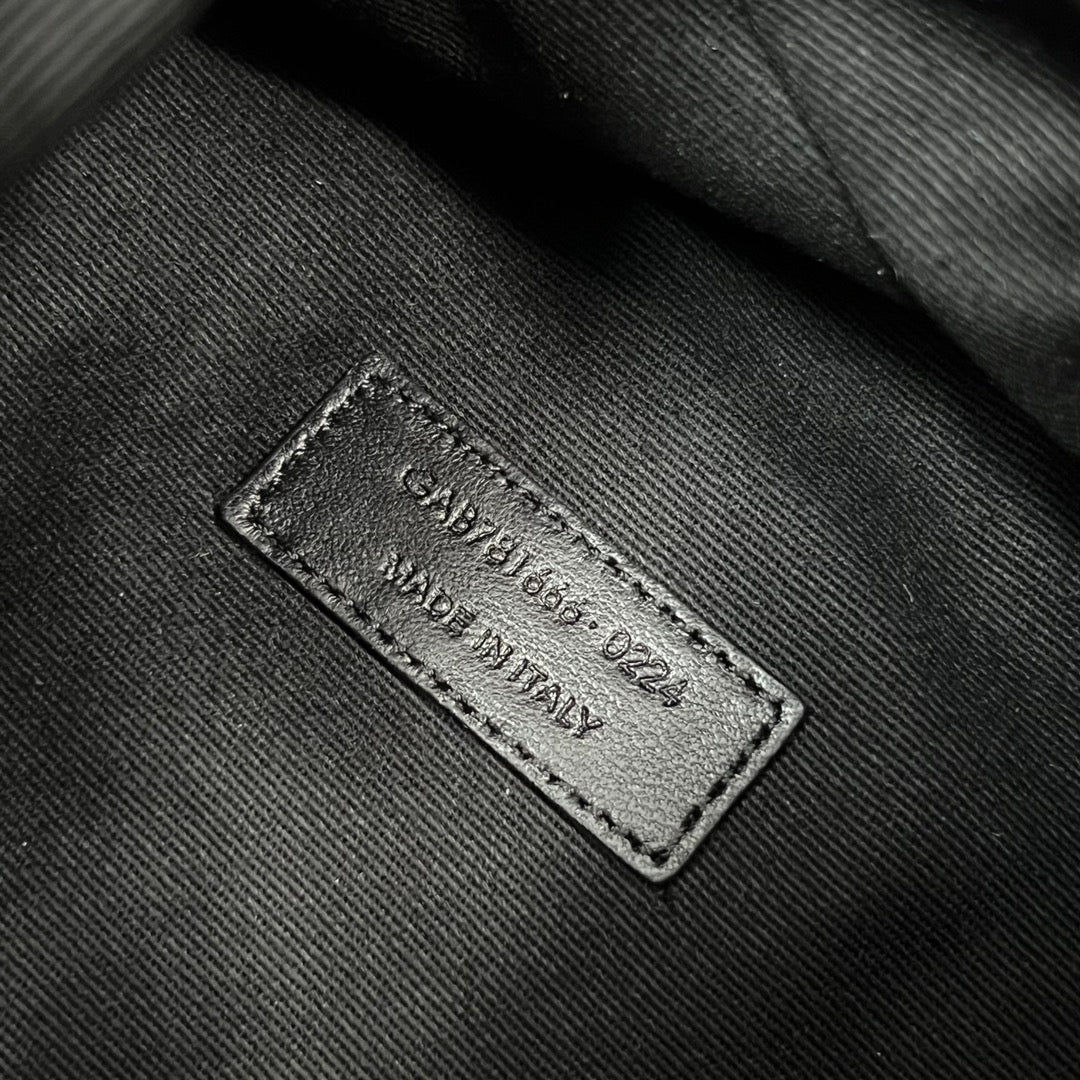 JAMIE POCHON 38 IN SCHWARZEM LAMMLEDER GOLDENE BESCHLÄGE