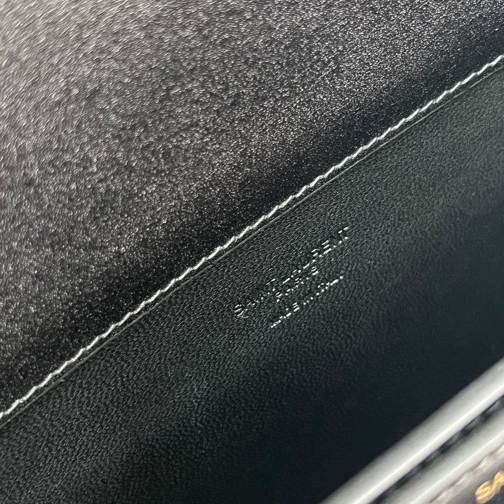 VOLTAIRE 24 IN SCHWARZEM KALBSLEDER GOLDENES LOGO