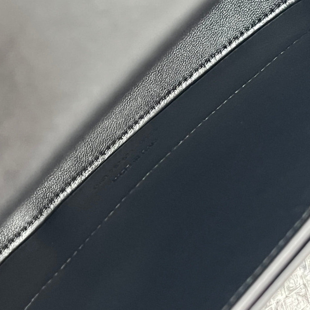 VOLTAIRE 24 IN SCHWARZEM KALBSLEDER GOLDENES LOGO