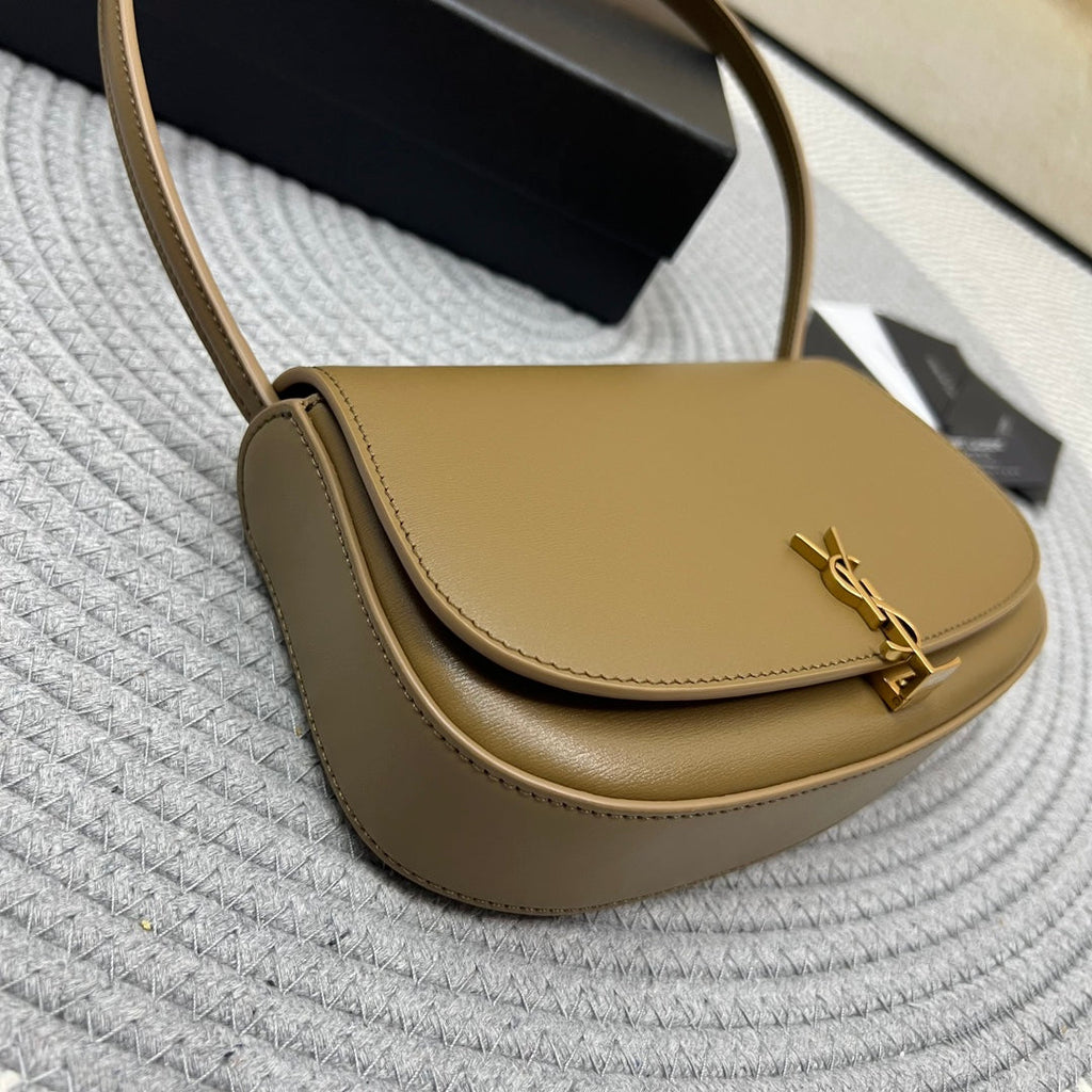 VOLTAIRE IN BOX 21 IN CARAMEL BROWN CALFLEDER GOLD LOGO