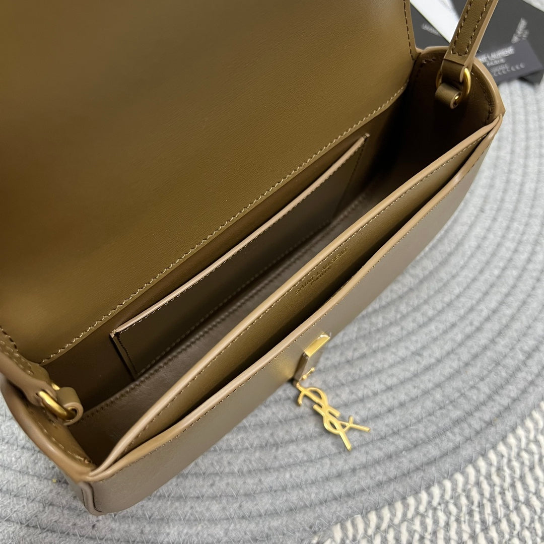 VOLTAIRE IN BOX 21 IN CARAMEL BROWN CALFLEDER GOLD LOGO