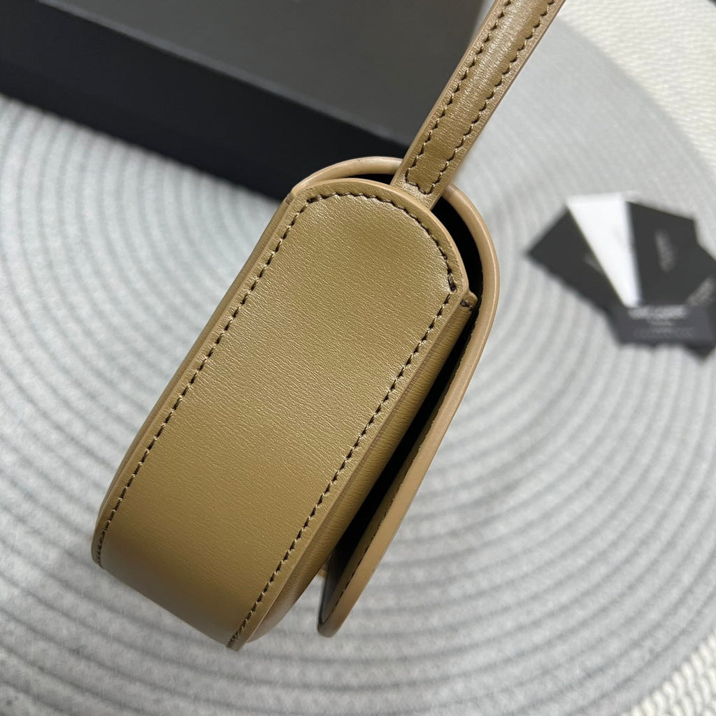 VOLTAIRE IN BOX 21 IN CARAMEL BROWN CALFLEDER GOLD LOGO