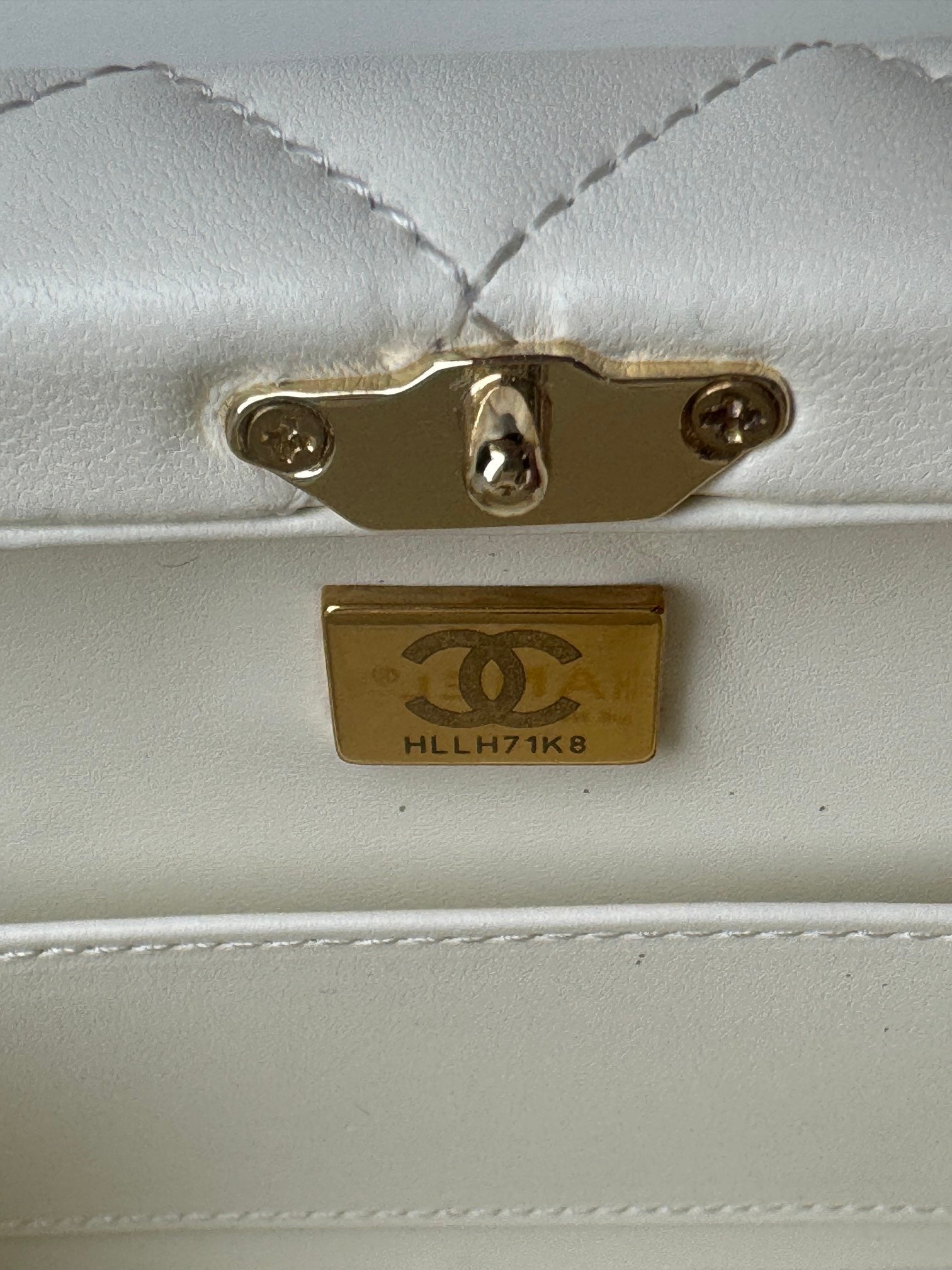 KLEINE BOX-TASCHE 18 ZOLL WEISSES LAMMLEDER GOLDENE BESCHLÄGE