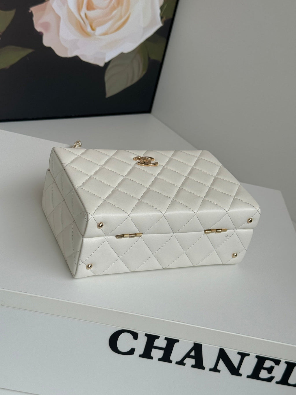 KLEINE BOX-TASCHE 18 ZOLL WEISSES LAMMLEDER GOLDENE BESCHLÄGE