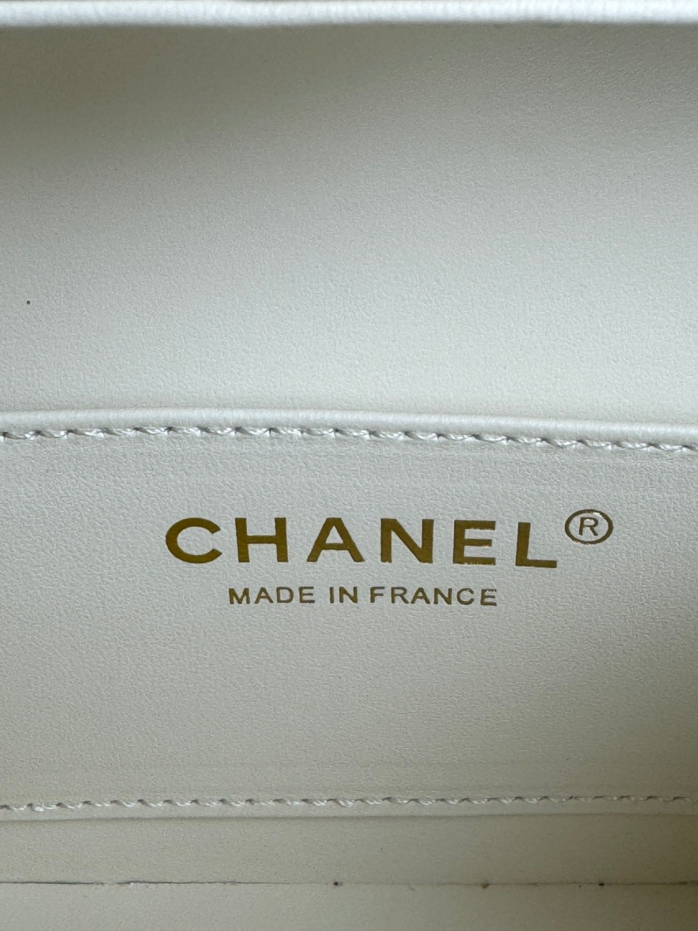 KLEINE BOX-TASCHE 18 ZOLL WEISSES LAMMLEDER GOLDENE BESCHLÄGE