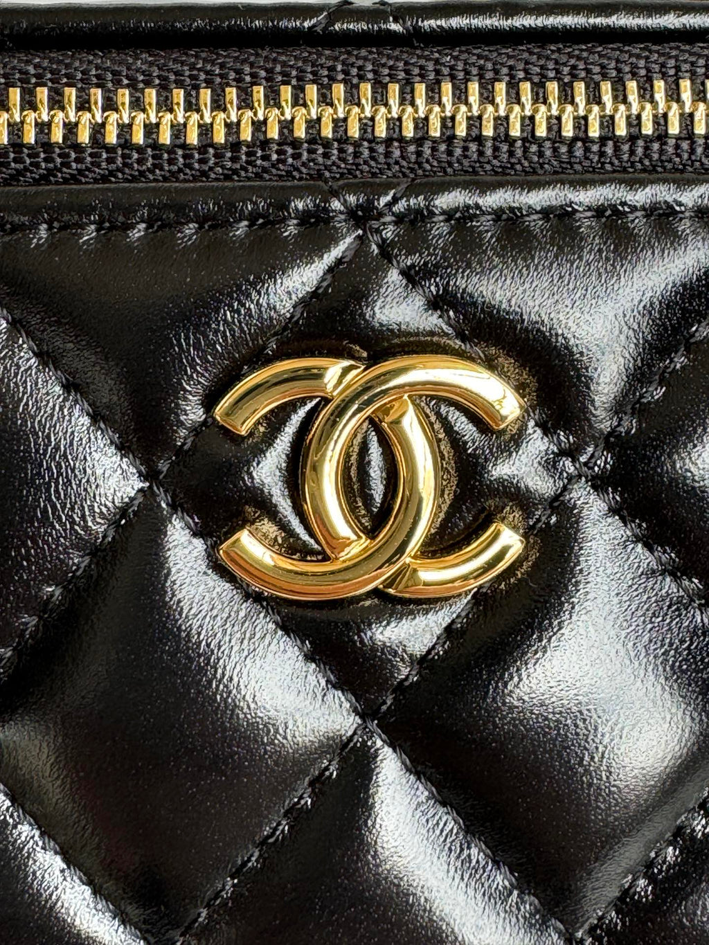 KLEINER KOSMETIKKOFFER 17 MIT GRIFF AUS SCHWARZEM KALBSLEDER UND GOLDENER METALLKETTE