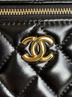 KLEINER KOSMETIKKOFFER 17 MIT GRIFF AUS SCHWARZEM KALBSLEDER UND GOLDENER METALLKETTE