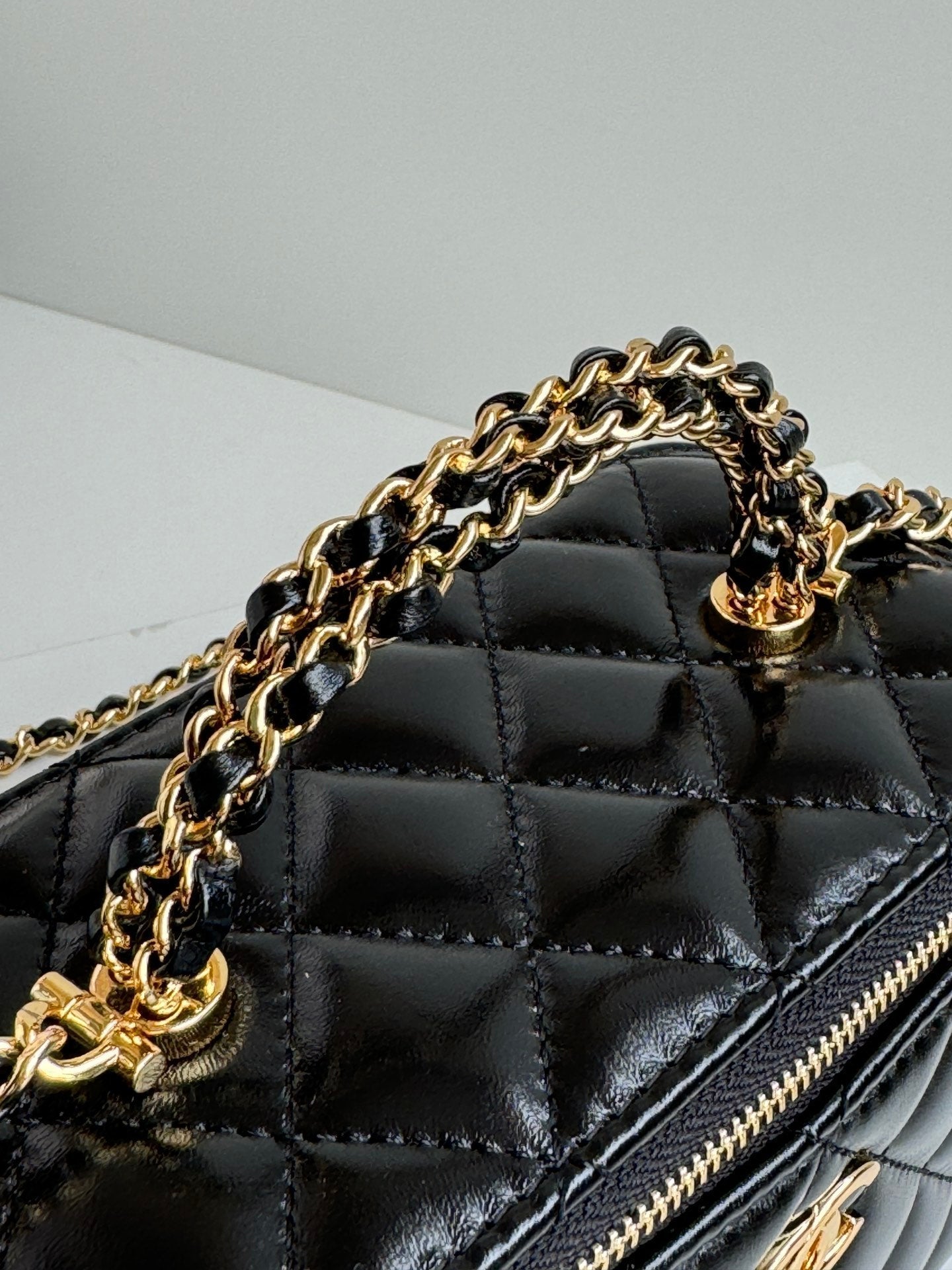 KLEINER KOSMETIKKOFFER 17 MIT GRIFF AUS SCHWARZEM KALBSLEDER UND GOLDENER METALLKETTE