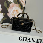 KLEINER KOSMETIKKOFFER 17 MIT GRIFF AUS SCHWARZEM KALBSLEDER UND GOLDENER METALLKETTE