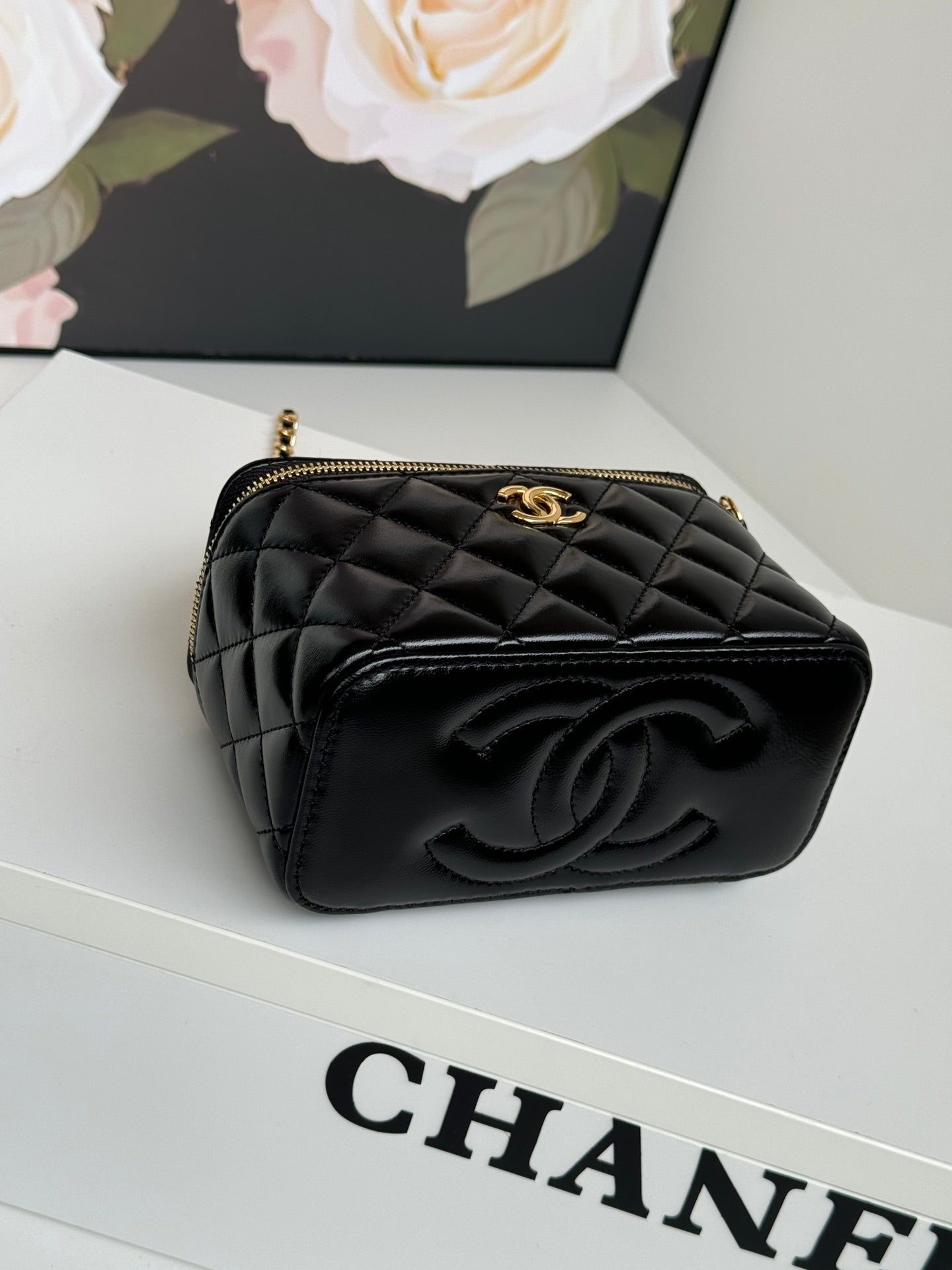 KLEINER KOSMETIKKOFFER 17 MIT GRIFF AUS SCHWARZEM KALBSLEDER UND GOLDENER METALLKETTE