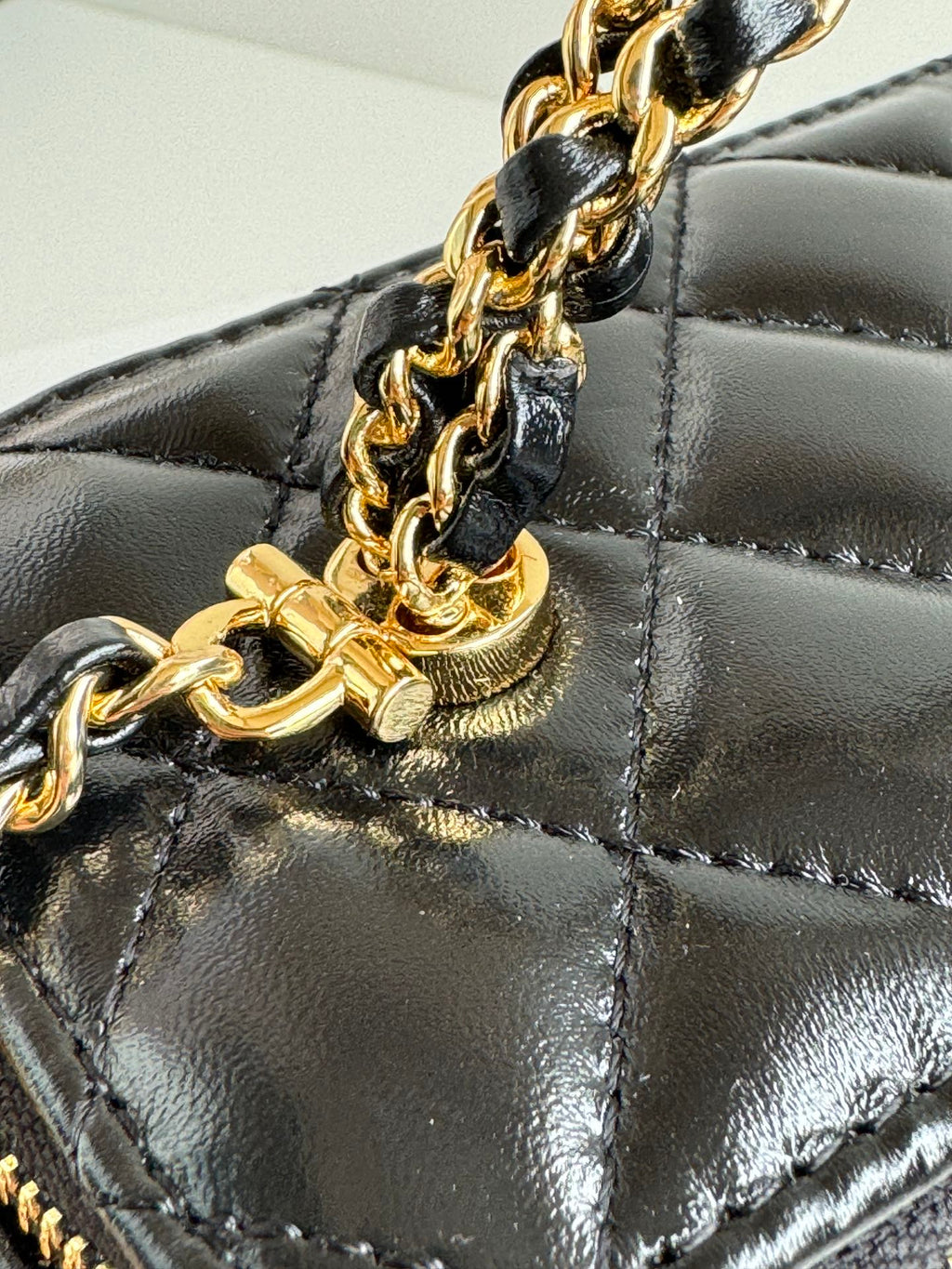 KLEINER KOSMETIKKOFFER 17 MIT GRIFF AUS SCHWARZEM KALBSLEDER UND GOLDENER METALLKETTE