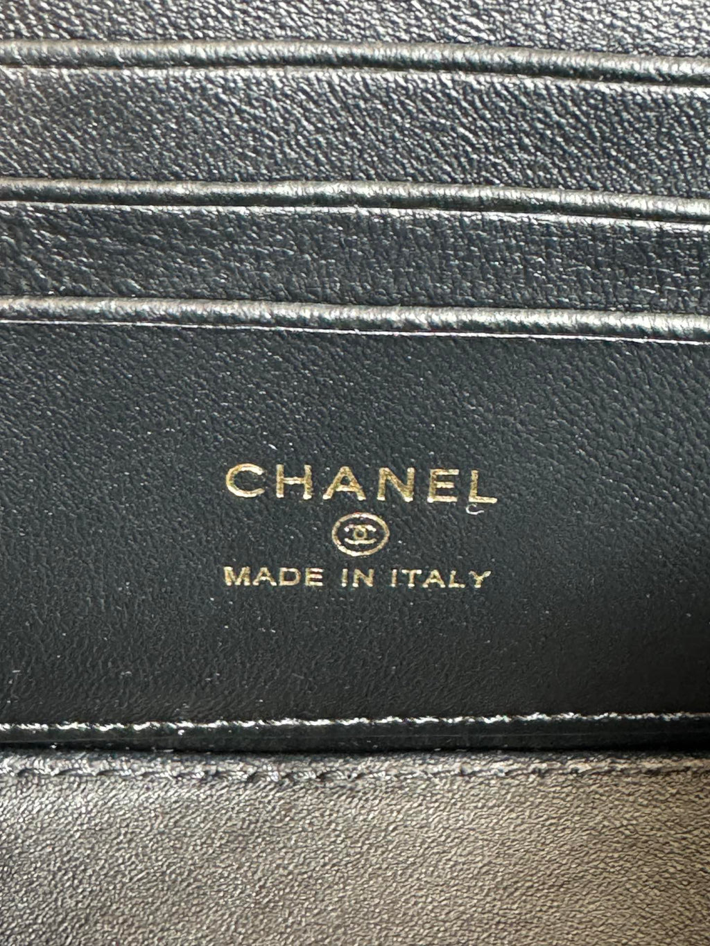 KLEINER KOSMETIKKOFFER 17 MIT GRIFF AUS SCHWARZEM KALBSLEDER UND GOLDENER METALLKETTE