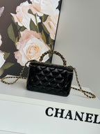 KLEINER KOSMETIKKOFFER 17 MIT GRIFF AUS SCHWARZEM KALBSLEDER UND GOLDENER METALLKETTE