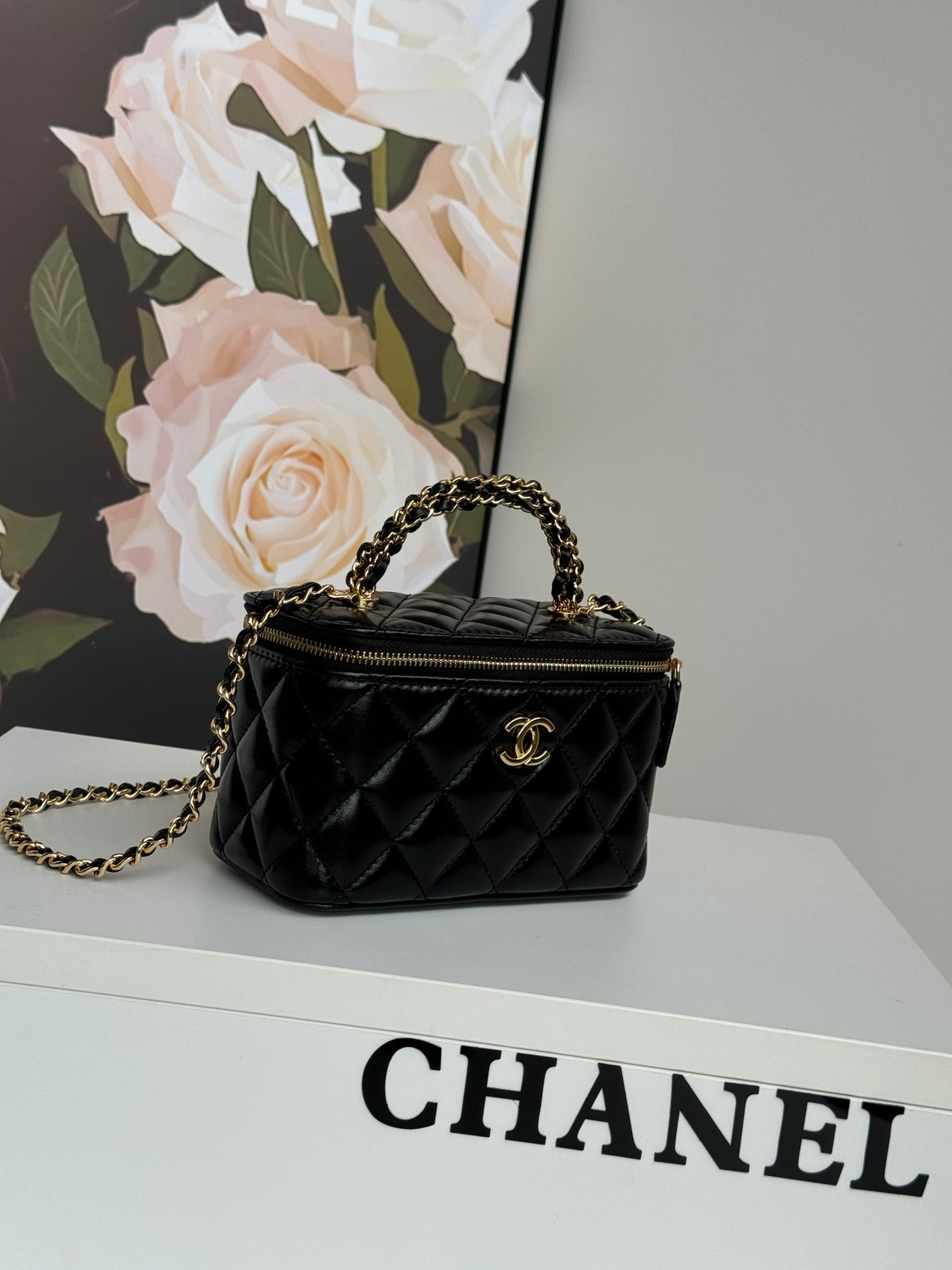 KLEINER KOSMETIKKOFFER 17 MIT GRIFF AUS SCHWARZEM KALBSLEDER UND GOLDENER METALLKETTE