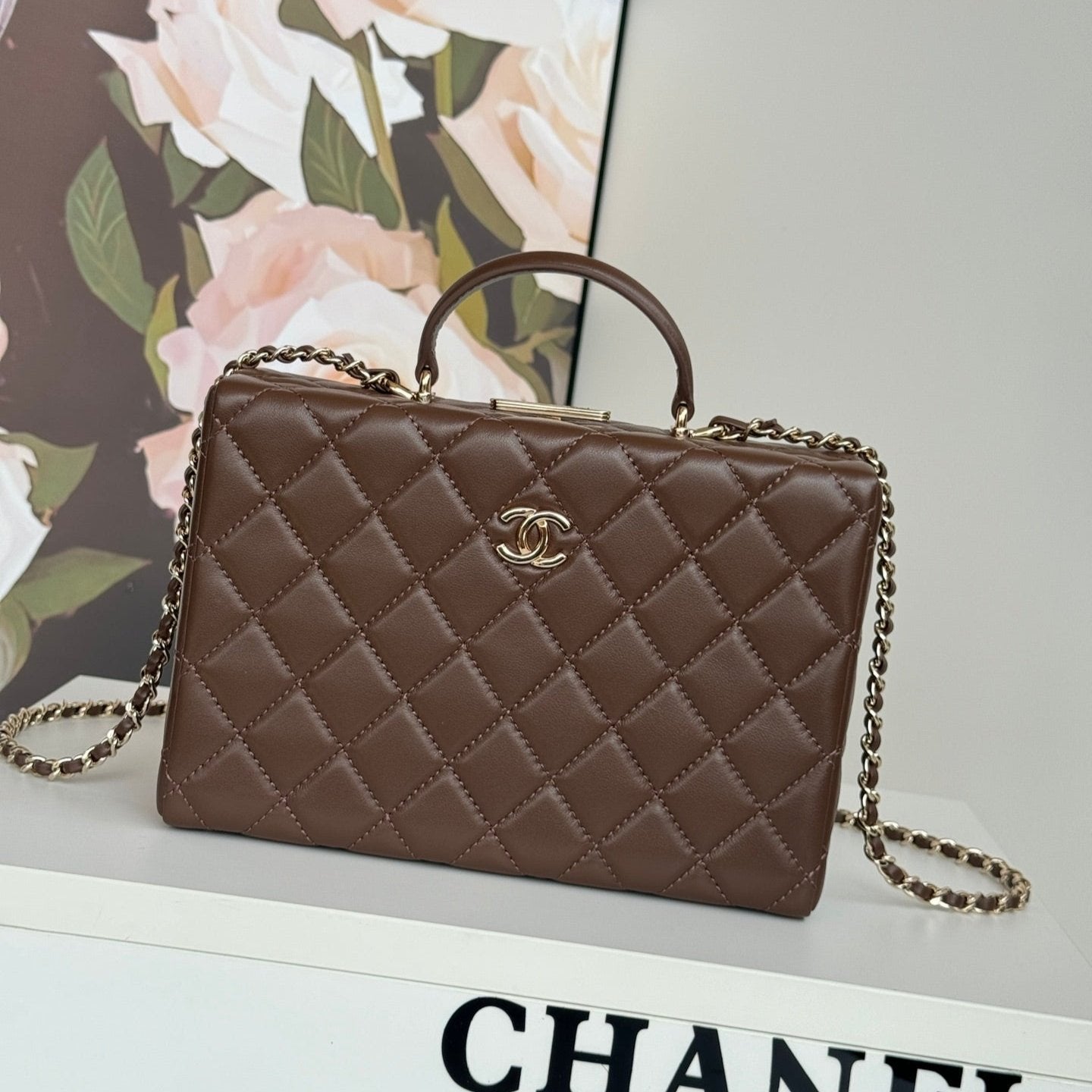 MITTLERE BOX BAG 22 IN SCHOKOLADENLAMMLEDER GOLDENE BESCHLÄGE