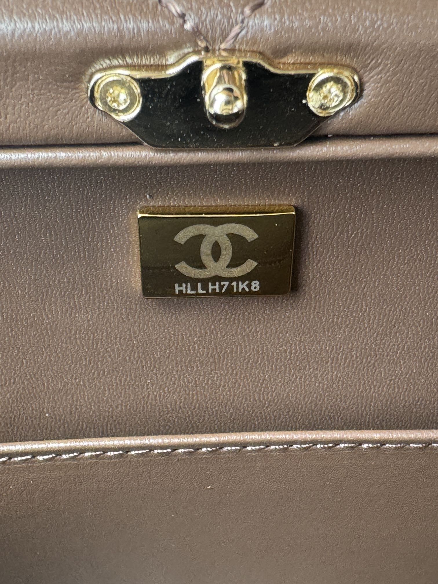 MITTLERE BOX BAG 22 IN SCHOKOLADENLAMMLEDER GOLDENE BESCHLÄGE