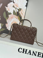 KLEINE BOX-TASCHE 18 IN SCHOKOLADENLAMMLEDER GOLDENE BESCHLÄGE