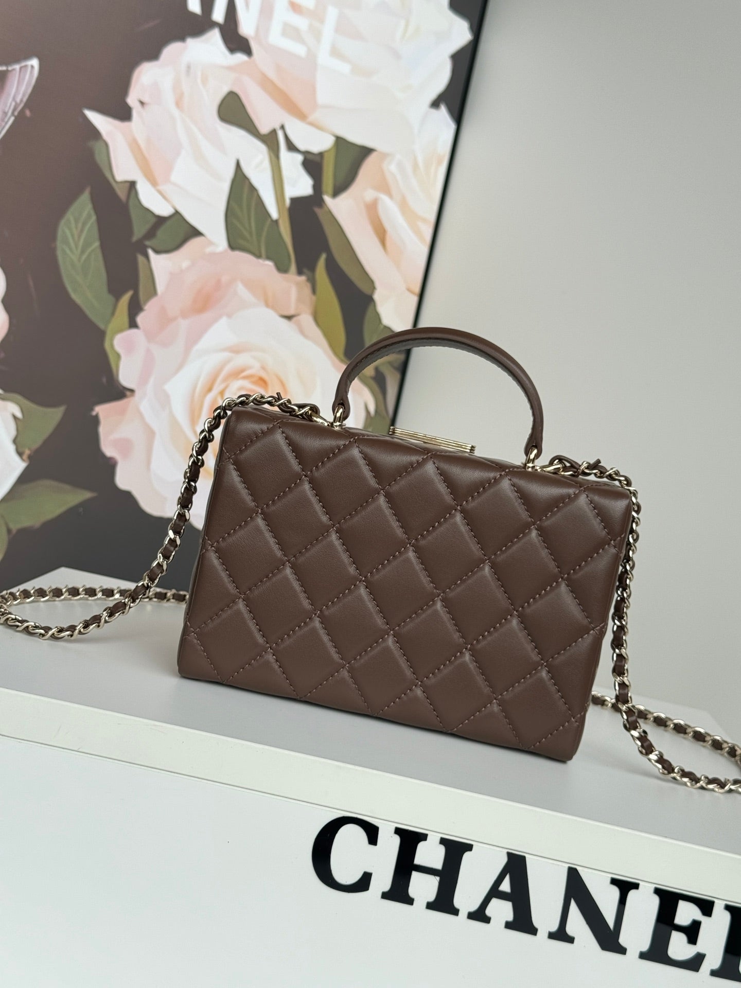 KLEINE BOX-TASCHE 18 IN SCHOKOLADENLAMMLEDER GOLDENE BESCHLÄGE