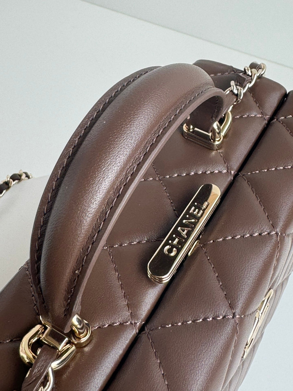 KLEINE BOX-TASCHE 18 IN SCHOKOLADENLAMMLEDER GOLDENE BESCHLÄGE