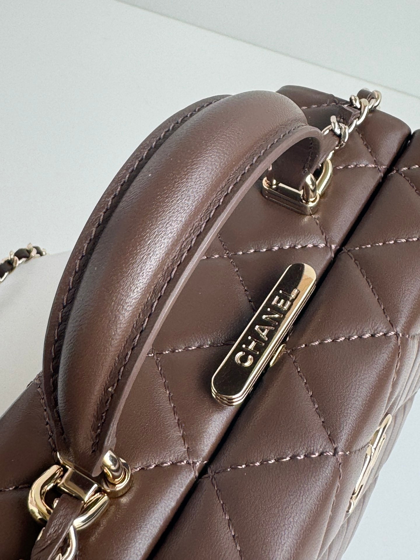 KLEINE BOX-TASCHE 18 IN SCHOKOLADENLAMMLEDER GOLDENE BESCHLÄGE