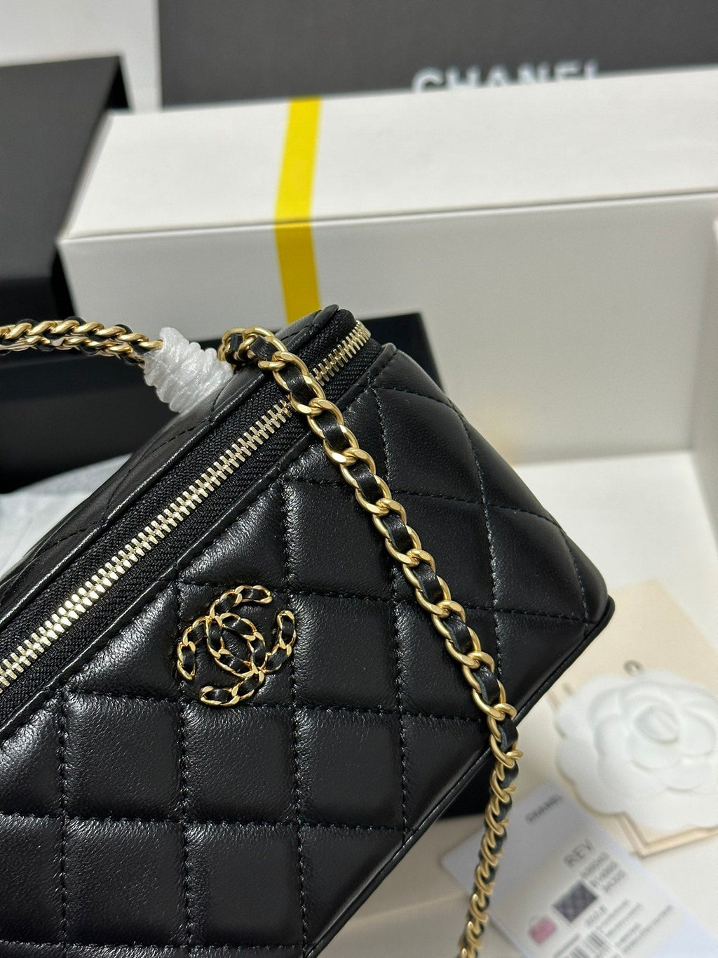 CC 18 Clutch-Tasche aus schwarzem Kalbsleder mit goldenen Beschlägen