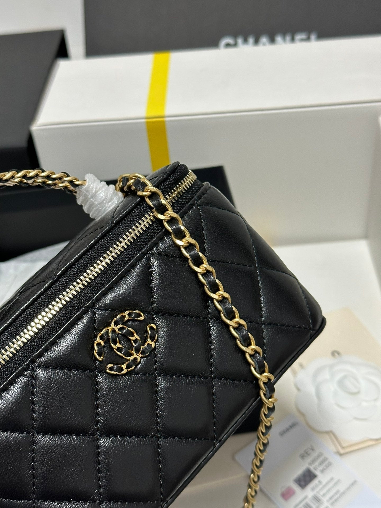 CC 18 Clutch-Tasche aus schwarzem Kalbsleder mit goldenen Beschlägen