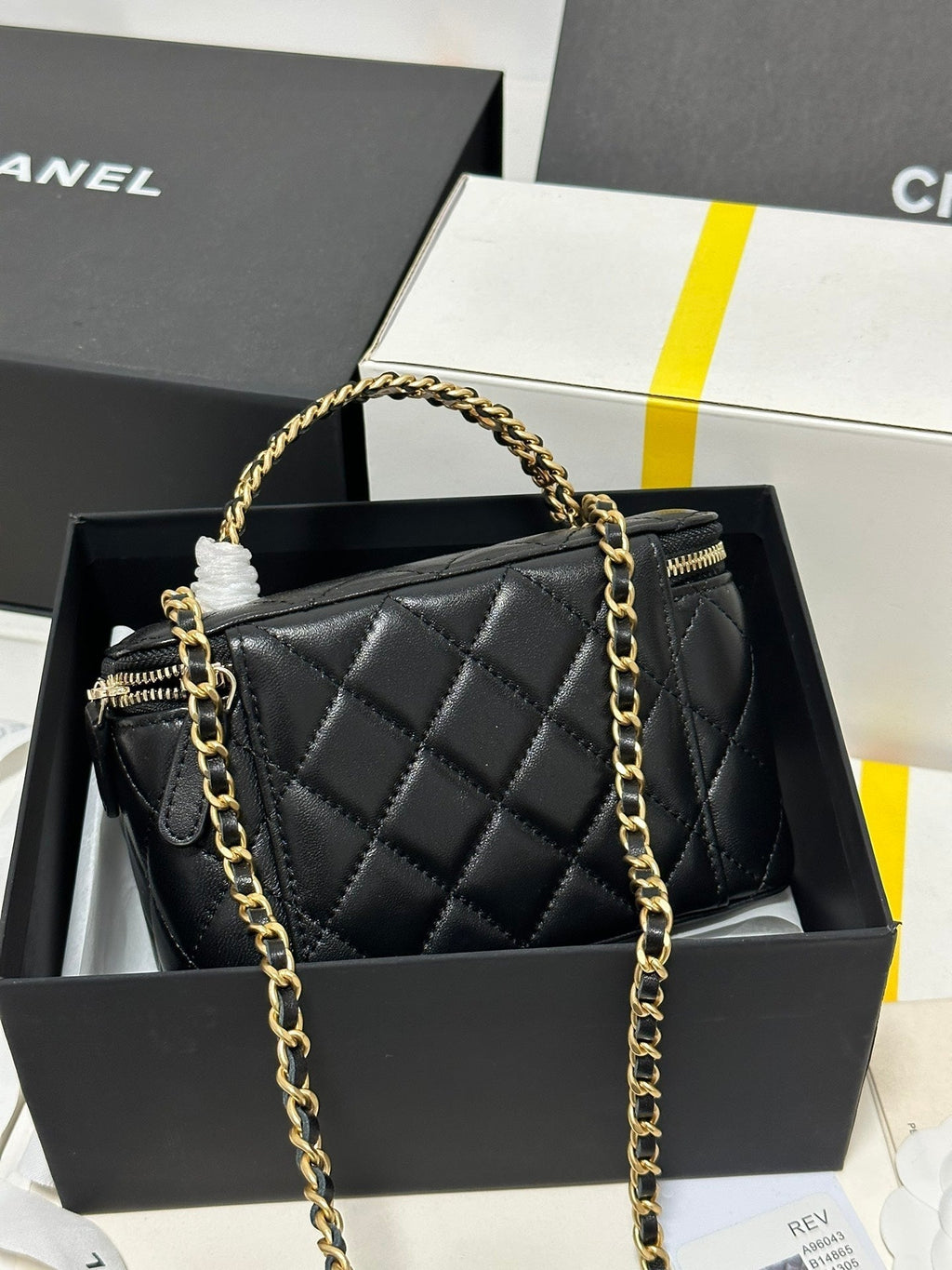 CC 18 Clutch-Tasche aus schwarzem Kalbsleder mit goldenen Beschlägen